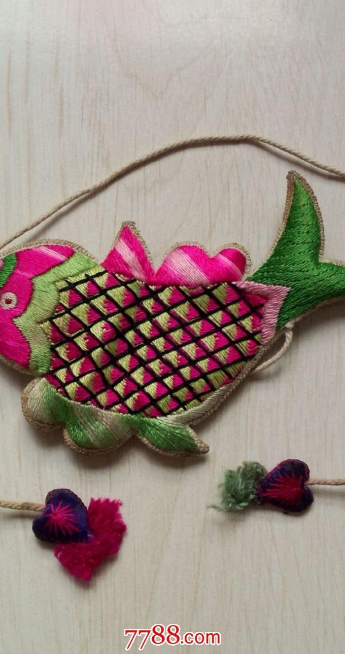 清代手工绣鱼形荷包