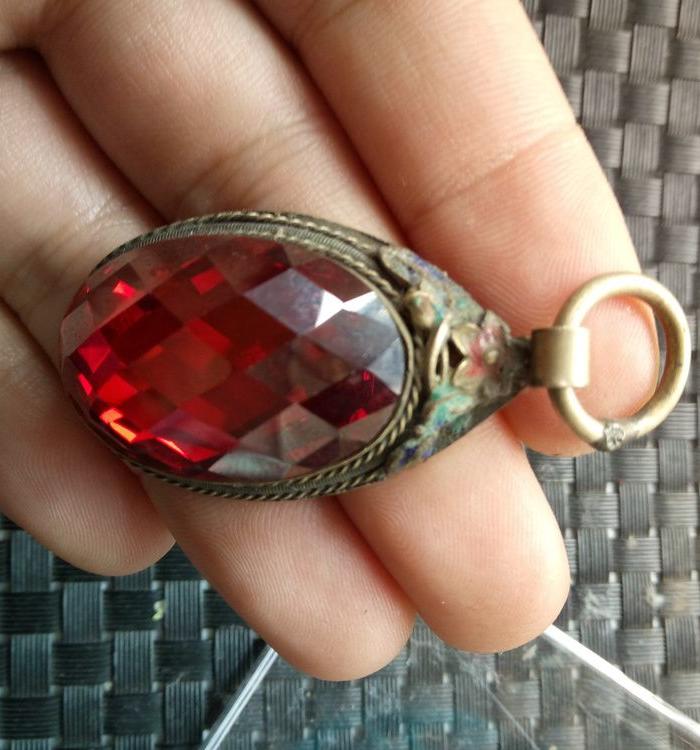 切割红宝石吊坠