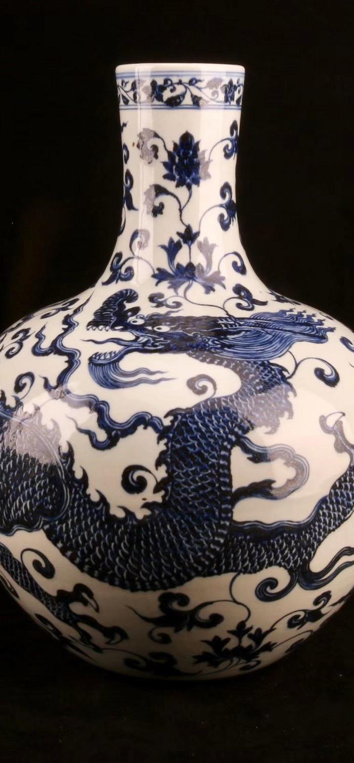 宣德描银龙纹天球瓶,高48cm最大直径30cm底15cm