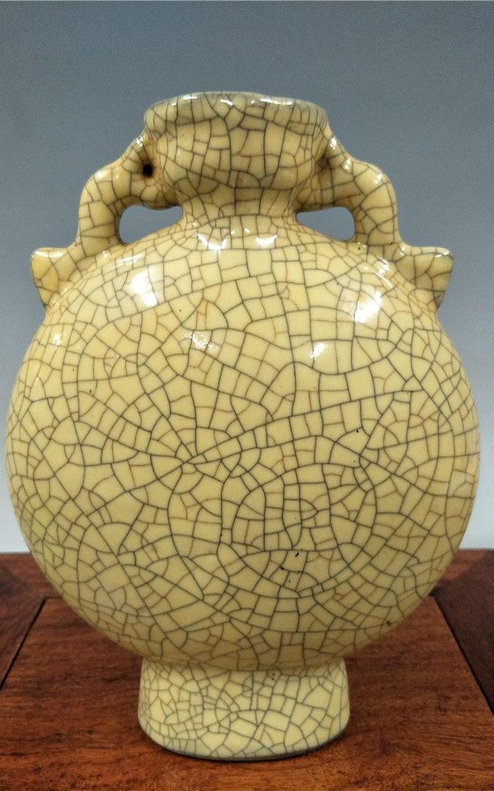 哥窑开片抱月瓶