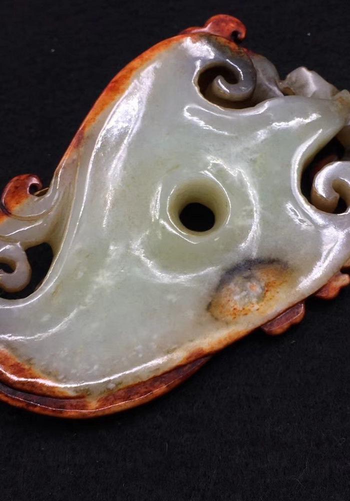 老和田玉蟠龙鸡心佩