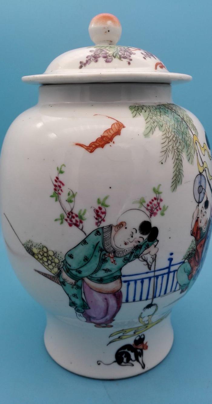 民国永丰作粉彩美人婴戏纹灯笼罐