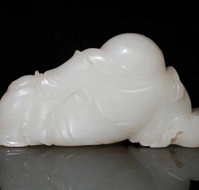 和田羊脂白玉卧佛摆件
