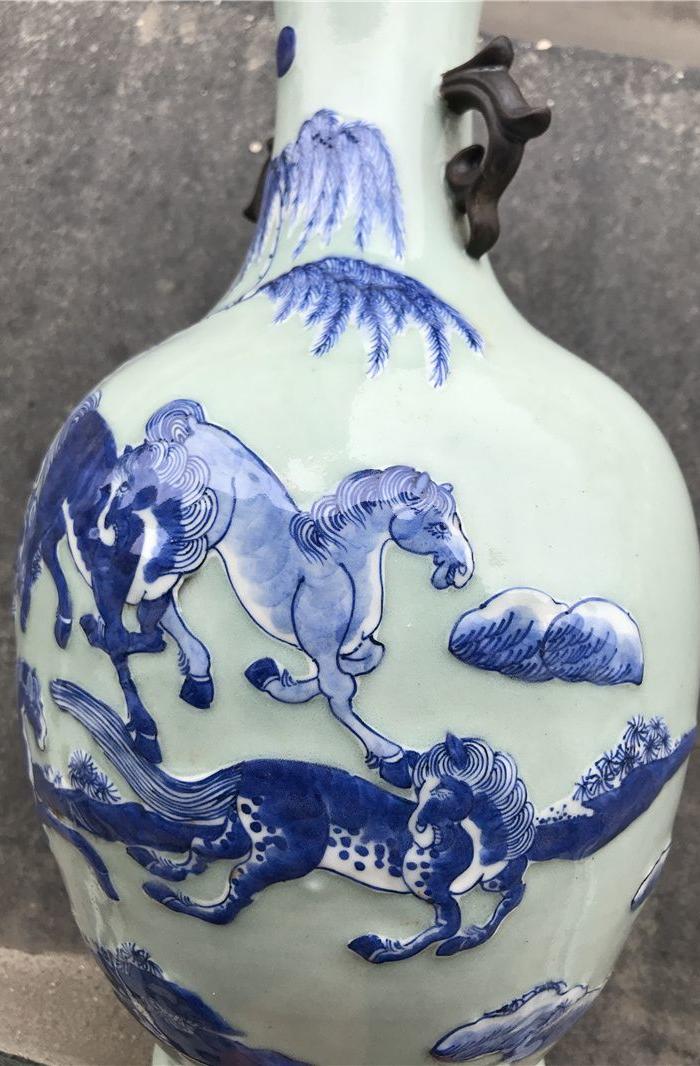 清嘉道时期青花堆白骏马图赏瓶一对