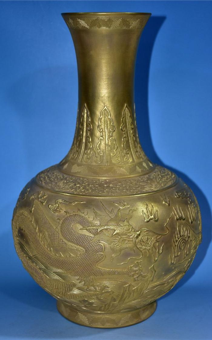 大清乾隆年制鎏*刻双龙戏珠纹赏瓶