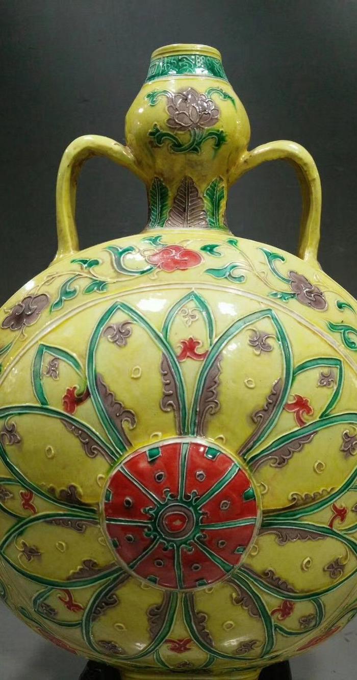 明代素三彩如意扁瓶