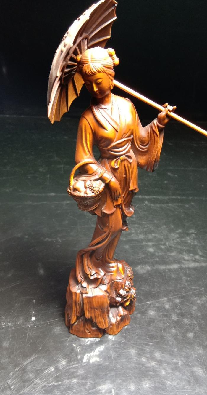 收藏品,老物件民国时期的黄杨木手工雕刻美女打伞摆件