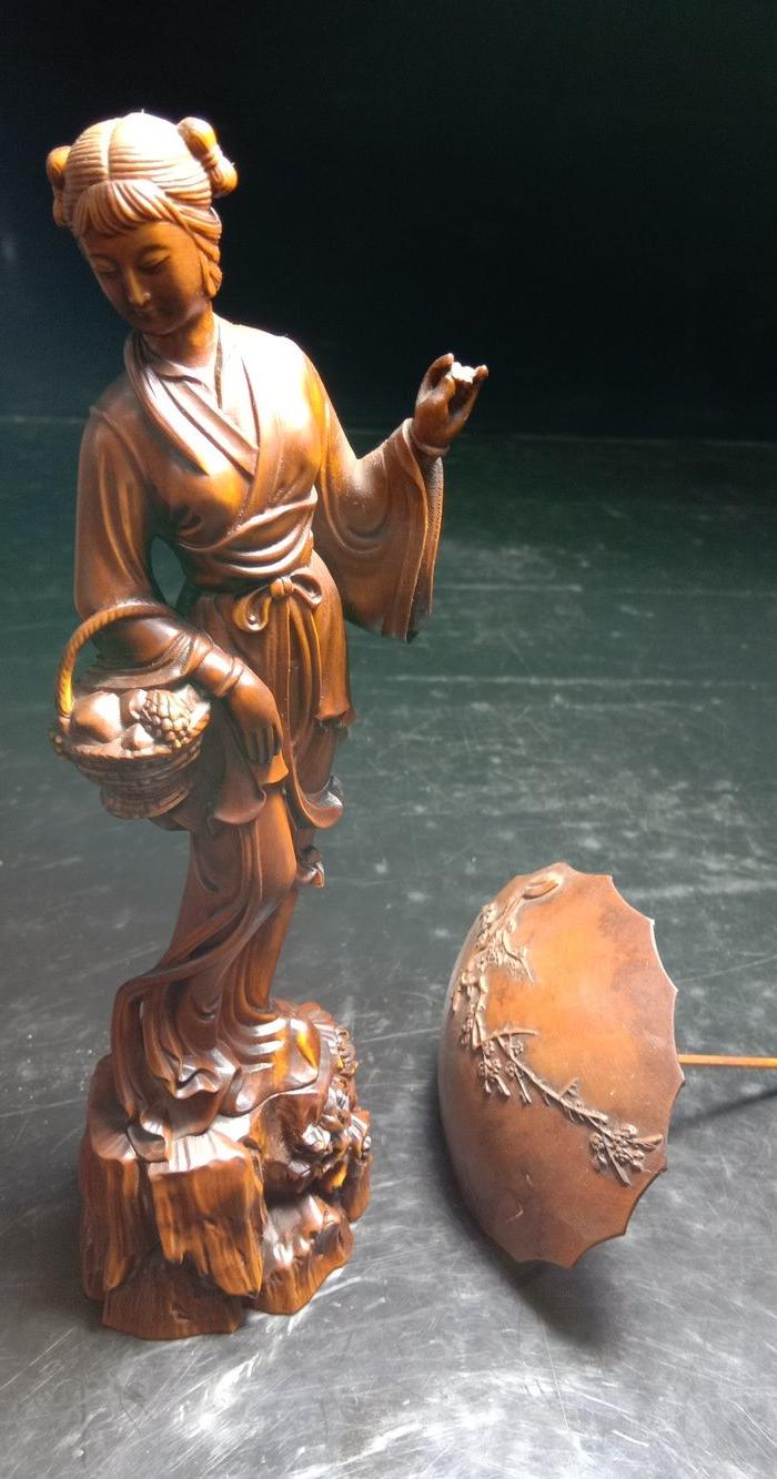 收藏品,老物件民国时期的黄杨木手工雕刻美女打伞摆件