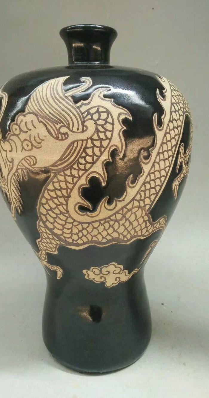 雕龙梅瓶
