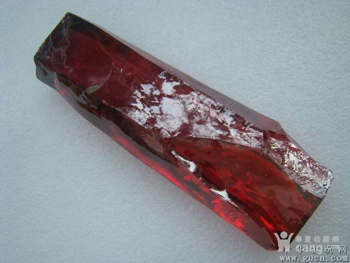 红宝石黝帘石原石图片