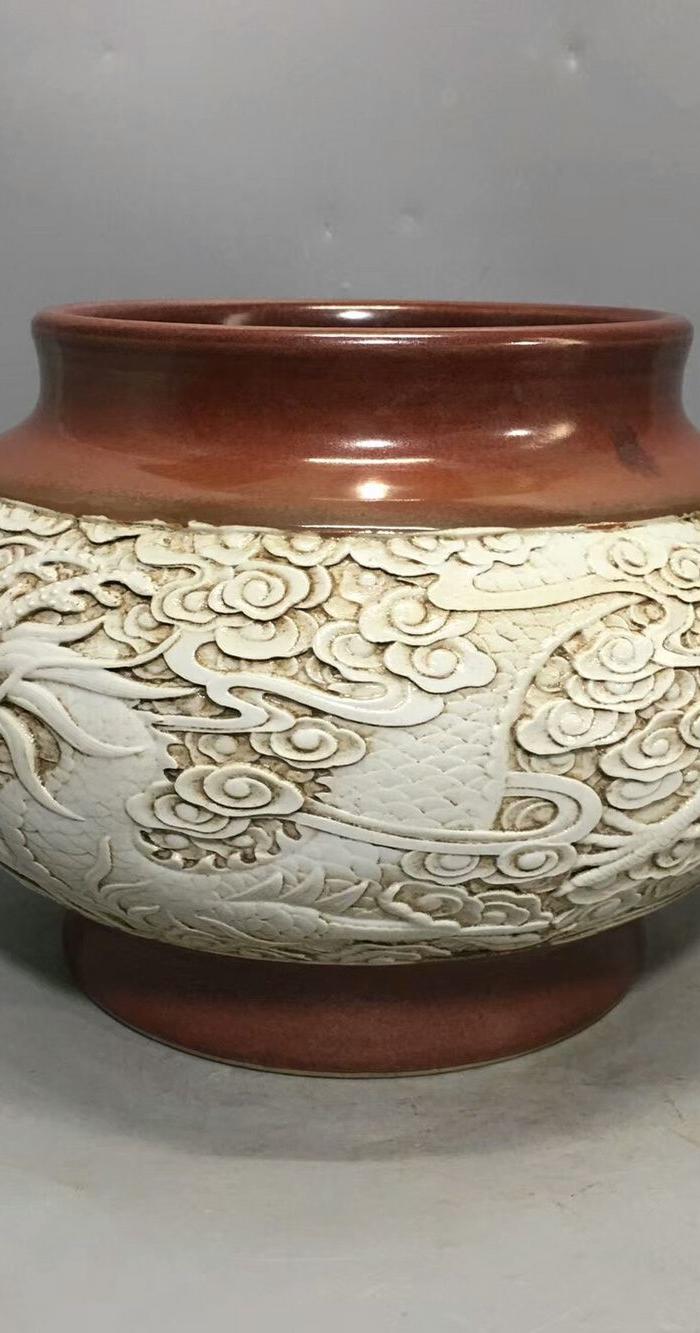 白釉雕龙罐 王炳荣款