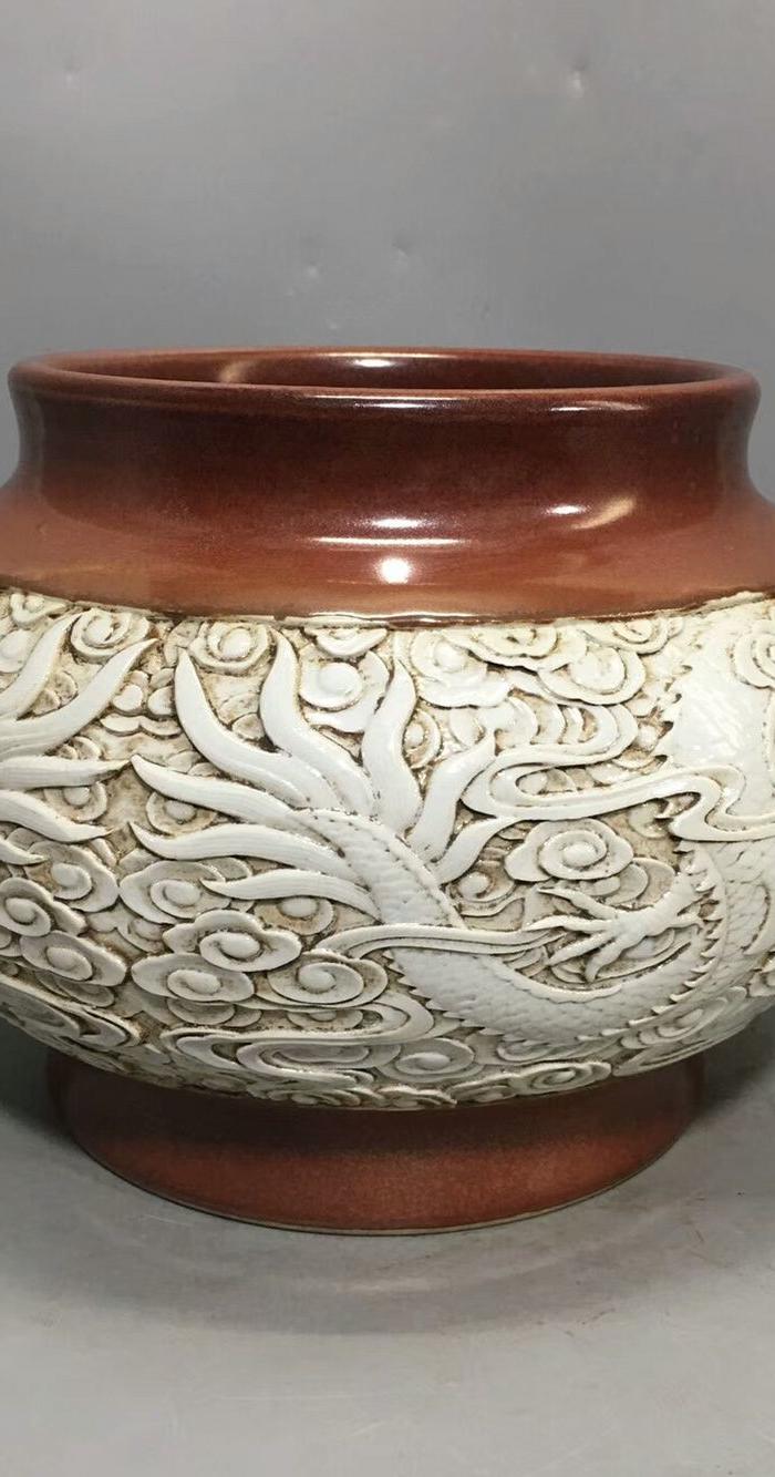 白釉雕龙罐 王炳荣款