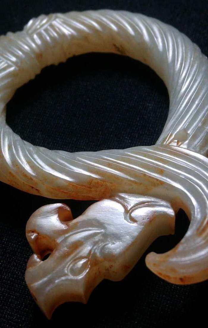 战汉 和田玉绳纹龙佩