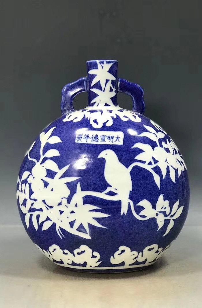 明宣德雪花蓝釉留白花鸟纹双耳扁瓶26.5 20