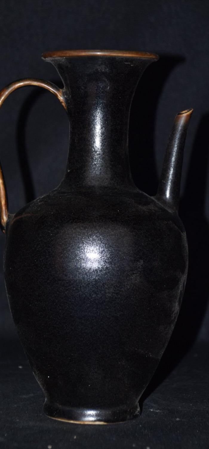 宋定窑黑定执壶