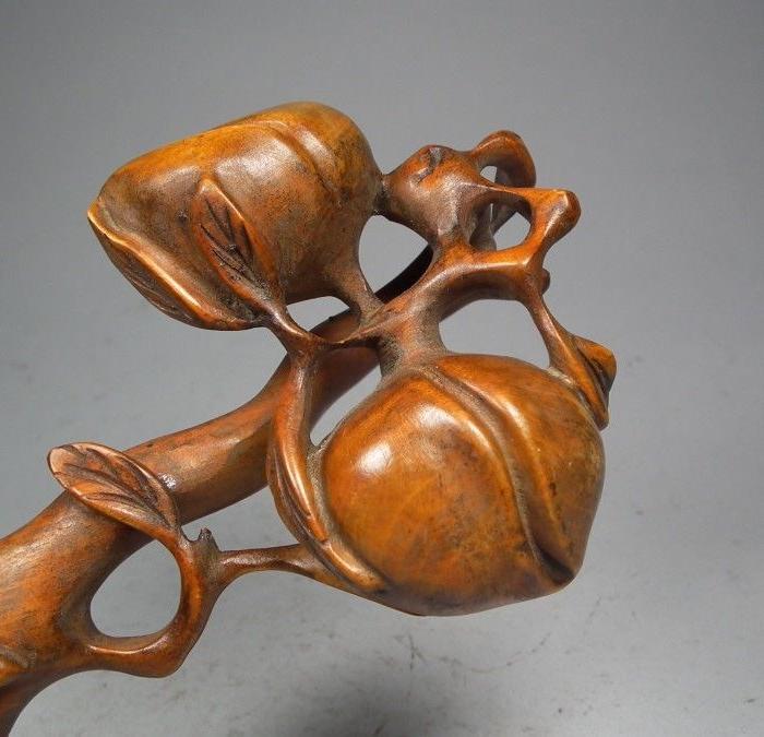 老黄杨木镂空寿桃大如意摆件