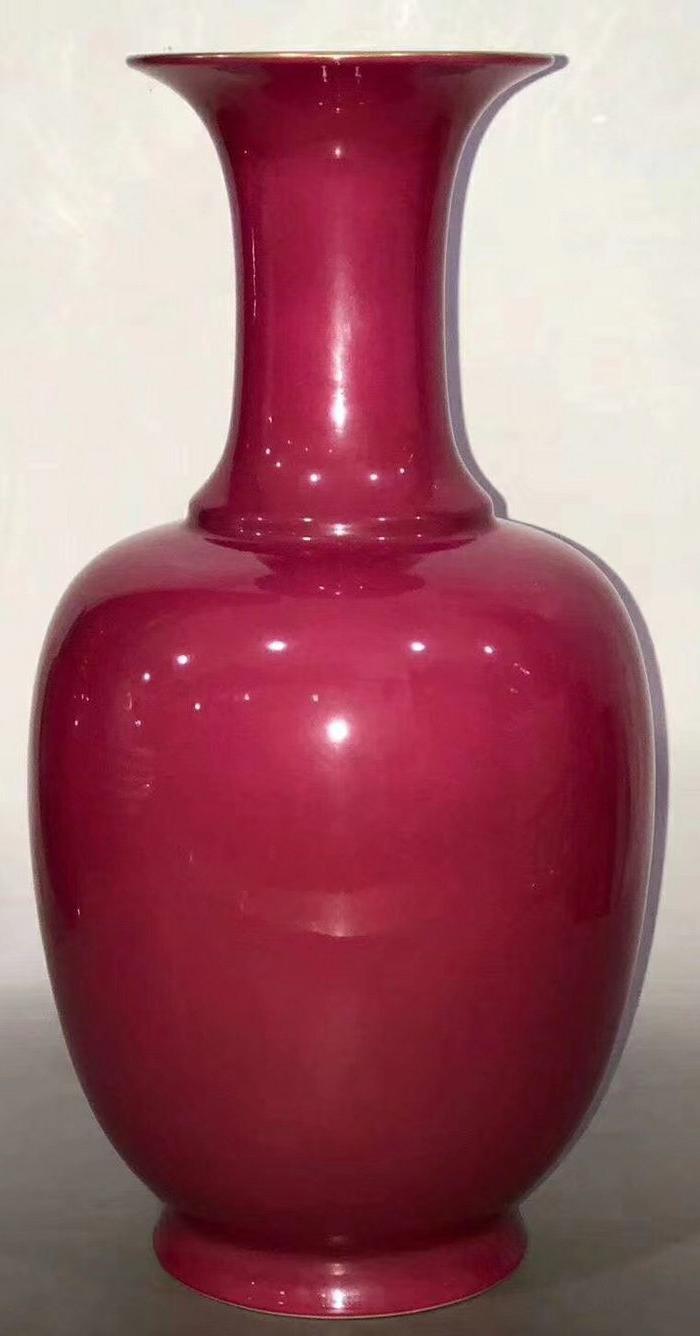 清乾隆款胭脂红赏瓶一对