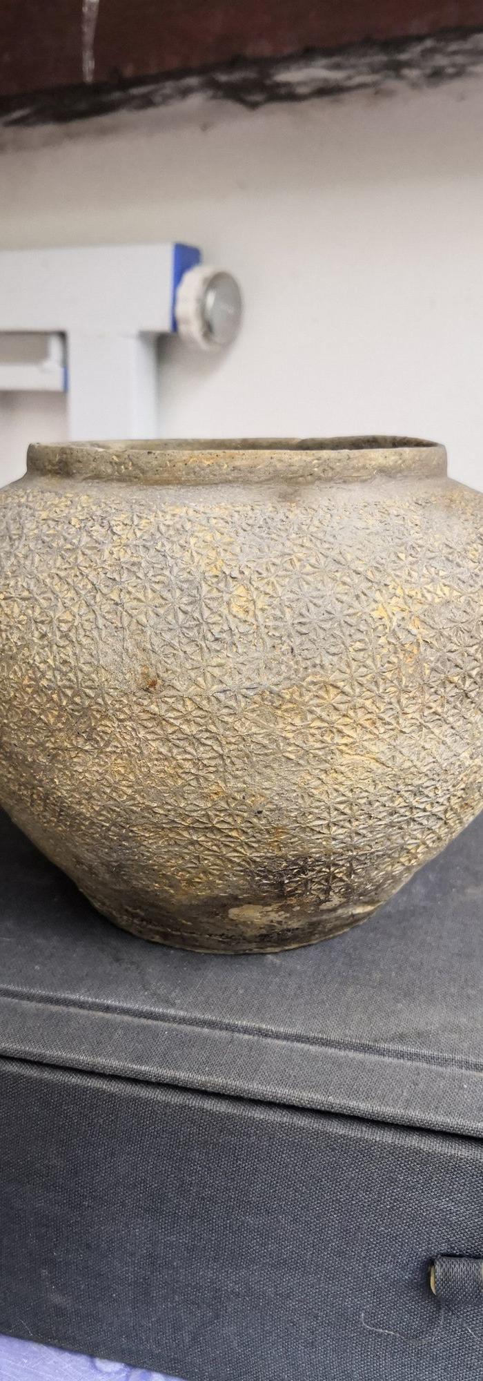 **麻布纹硬陶罐一个
