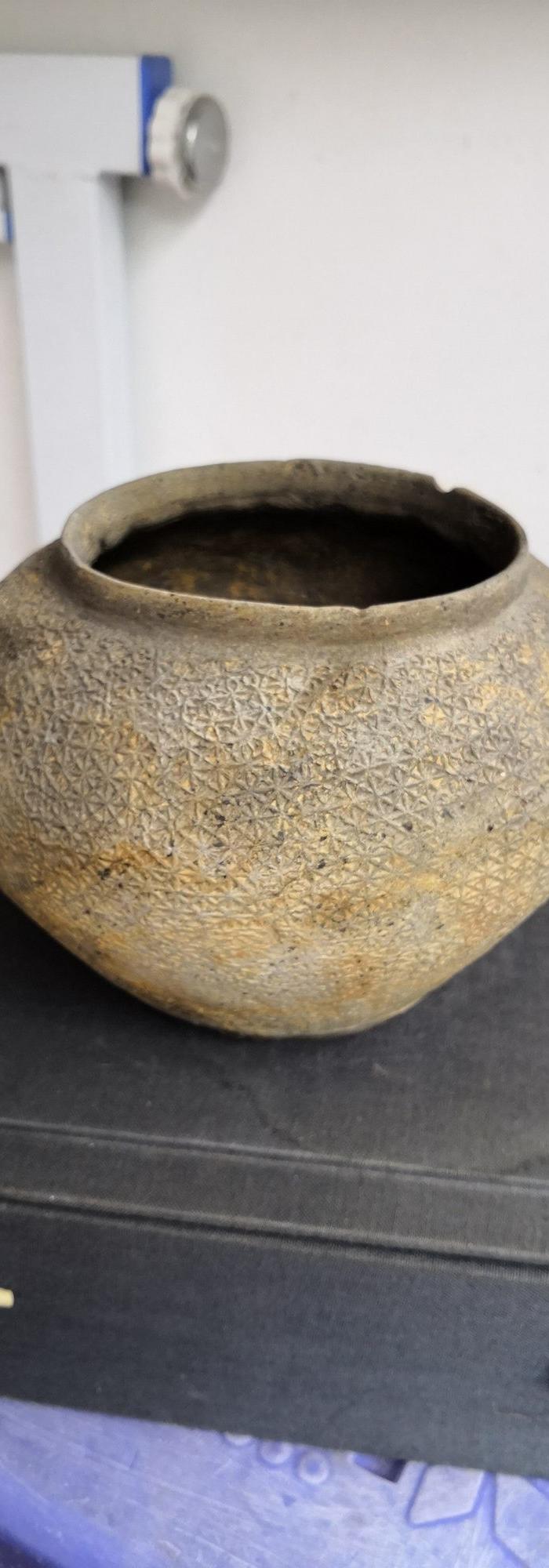 **麻布纹硬陶罐一个