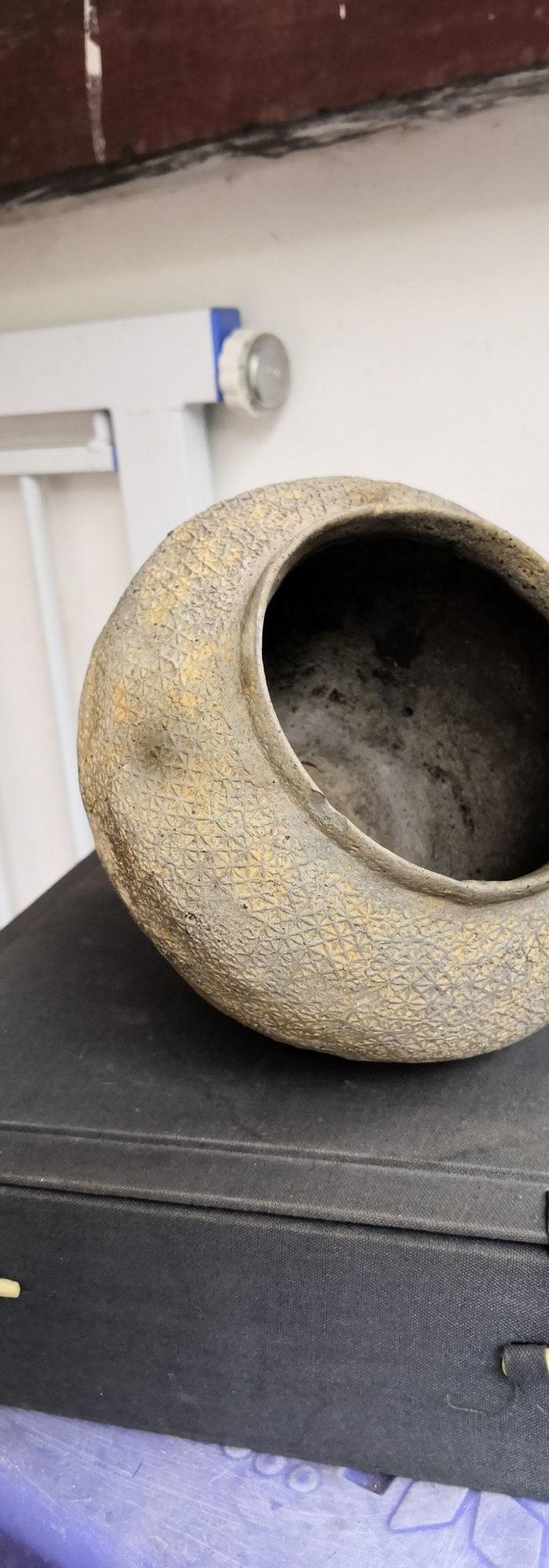 **麻布纹硬陶罐一个