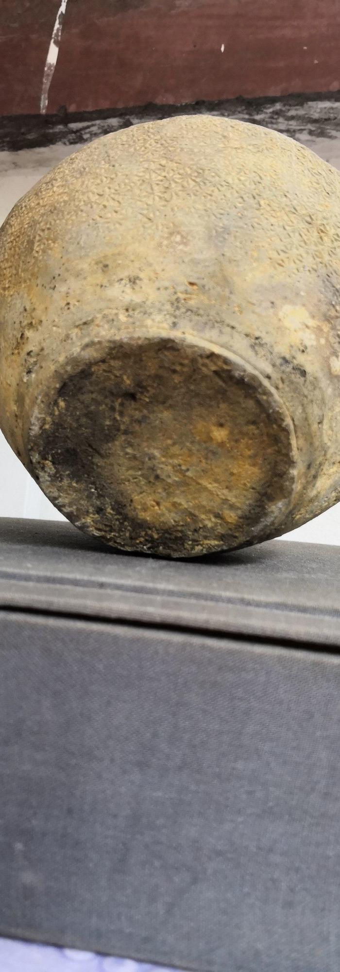 **麻布纹硬陶罐一个