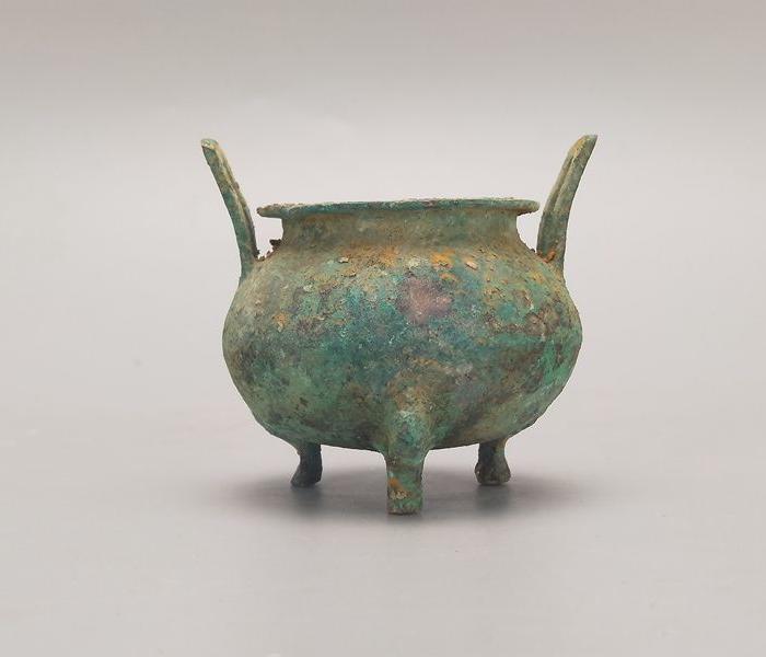 *三足两耳鼎