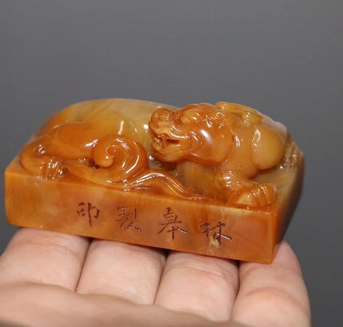 描述:旧藏～"林皋"田黄印章y 尺寸:重93克 高3cm 长6cm 林皋 清初篆刻