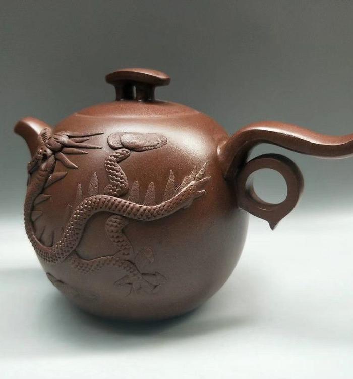 周季山款紫泥堆龙紫砂壶.