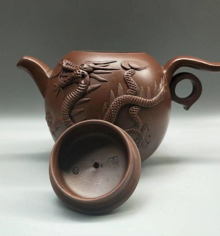 周季山款紫泥堆龙紫砂壶.