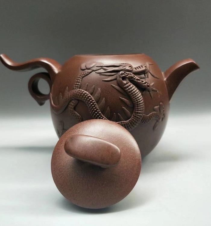 周季山款紫泥堆龙紫砂壶.