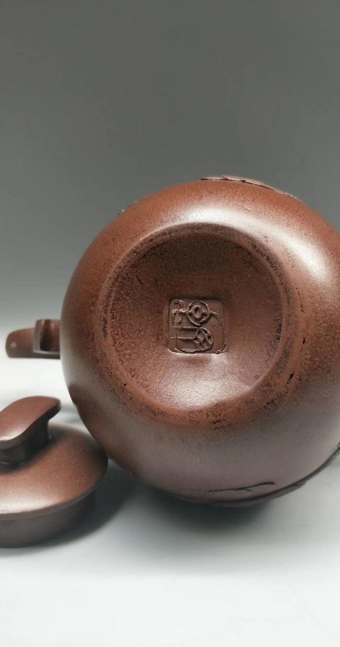 周季山款紫泥堆龙紫砂壶.