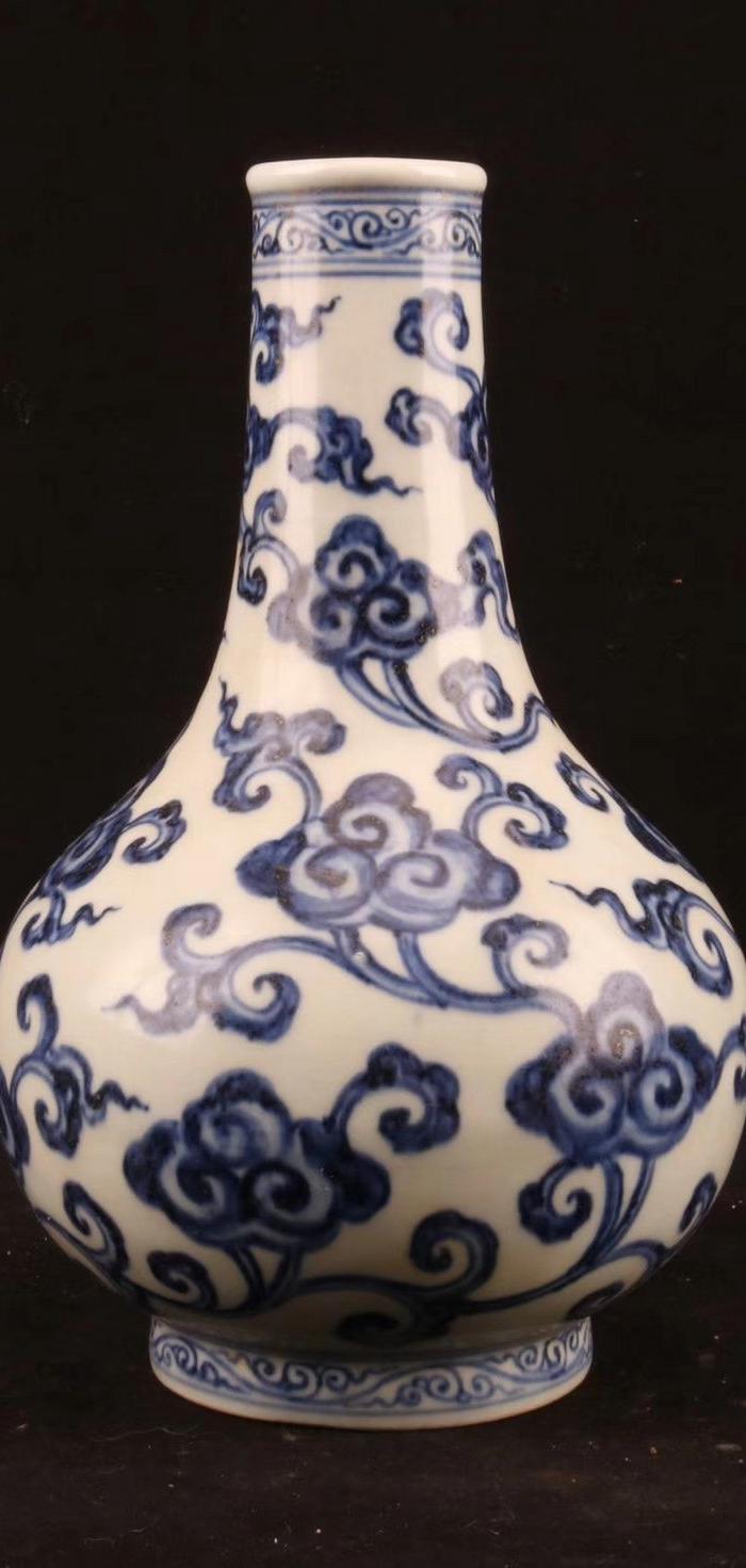 永乐青花云纹扁杜瓶