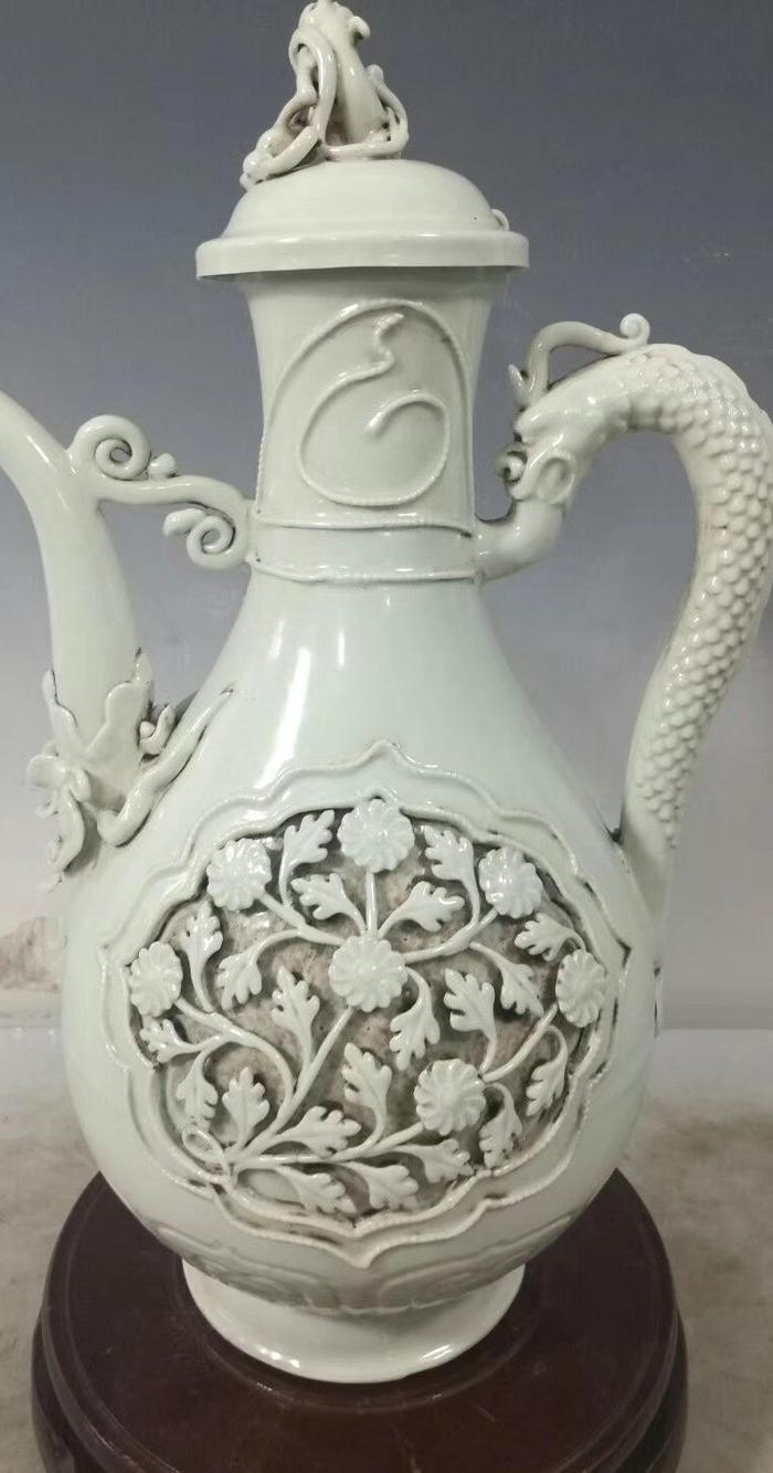 白釉雕瓷花卉执壶图片_来自藏友如意轩主_杂项_地摊交易_华夏收藏网