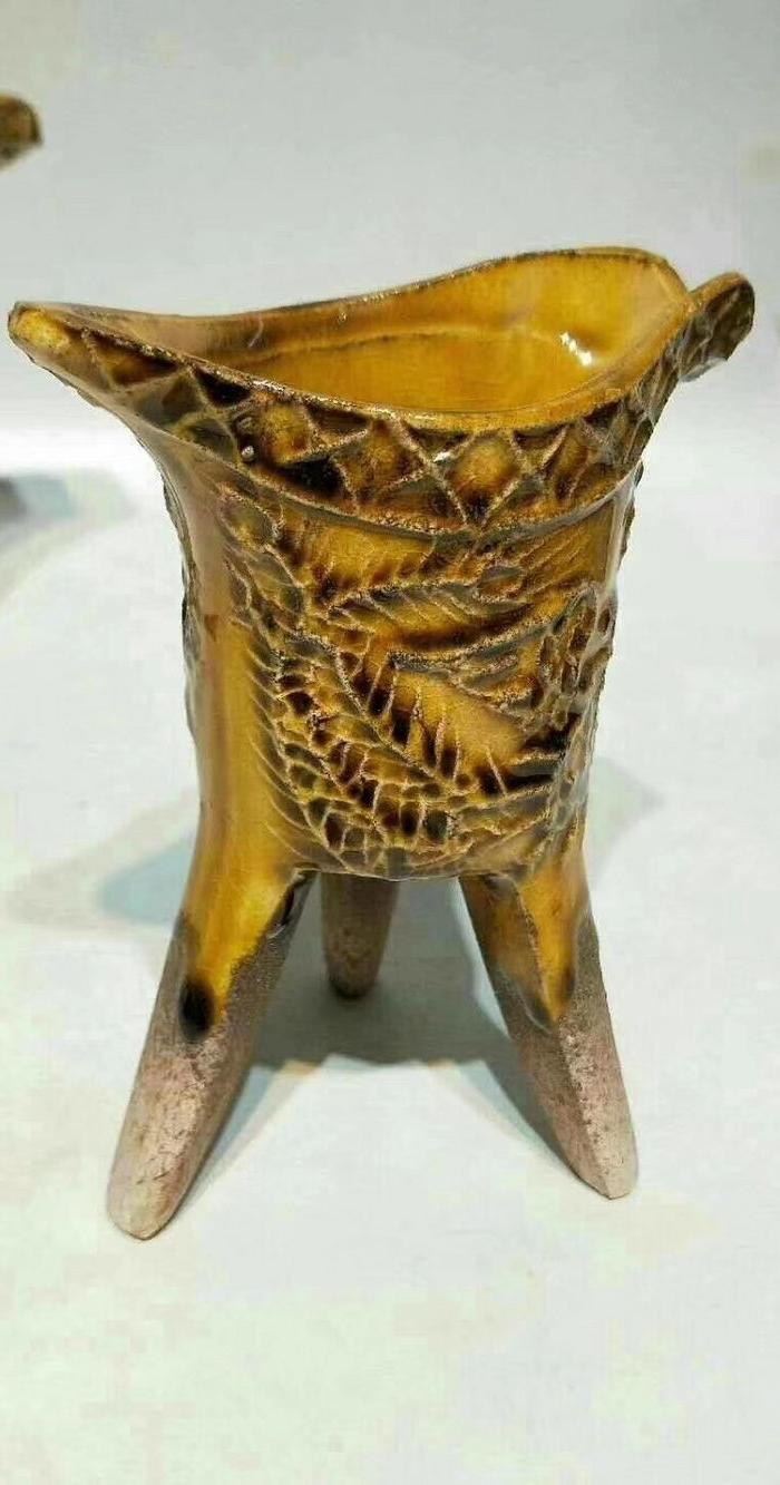 老黄釉雕龙纹三足酒杯