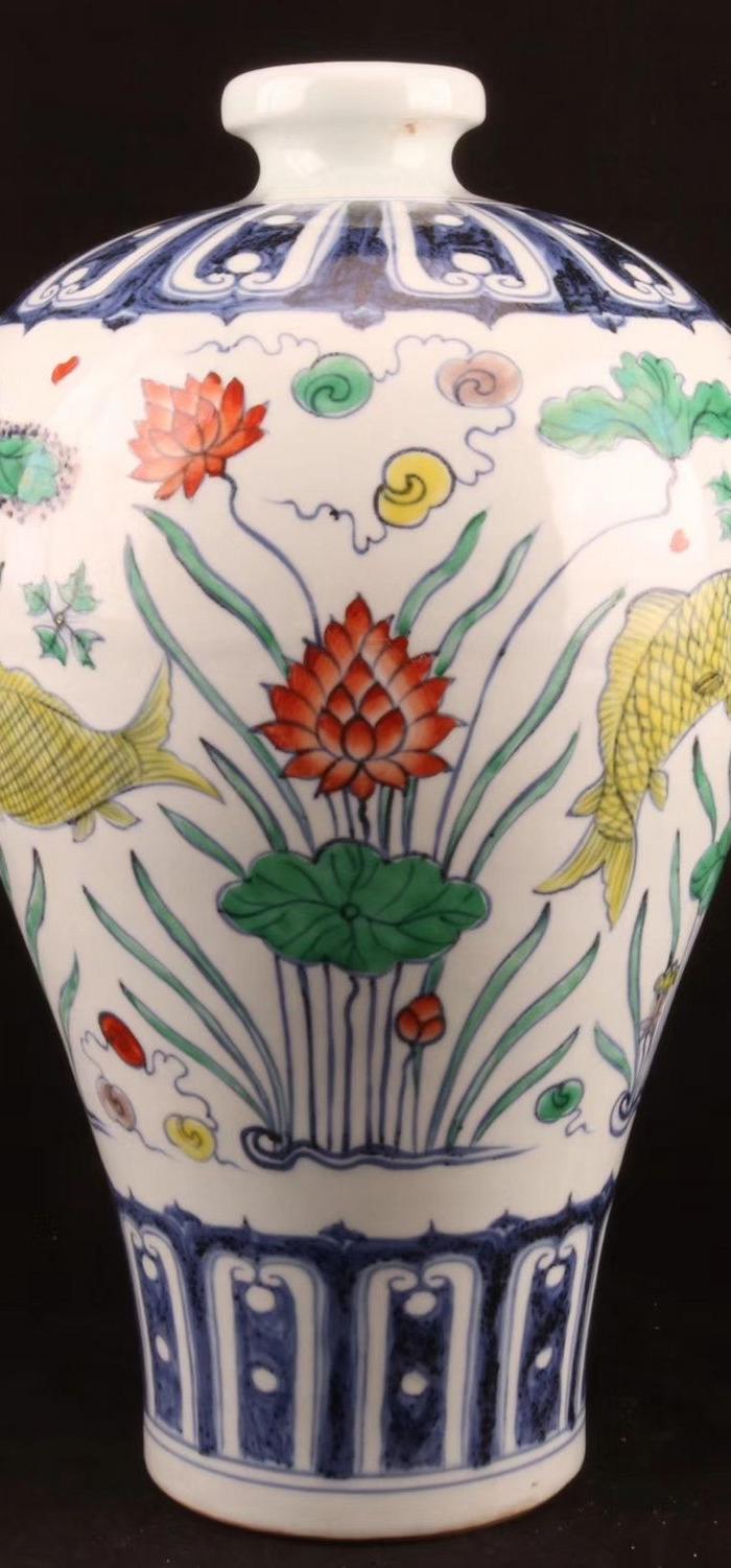 宣德五彩鱼藻梅瓶