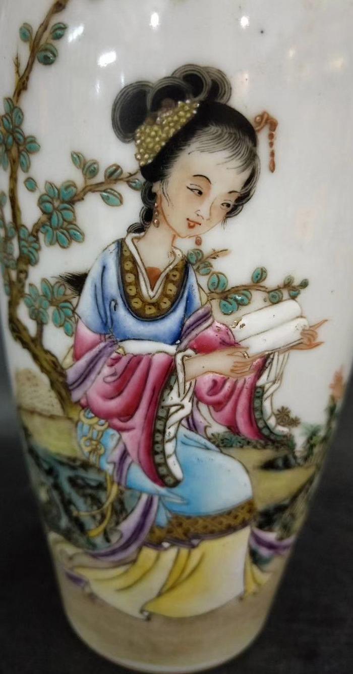 乾隆粉彩仕女婴戏图瓶 高21.5厘米