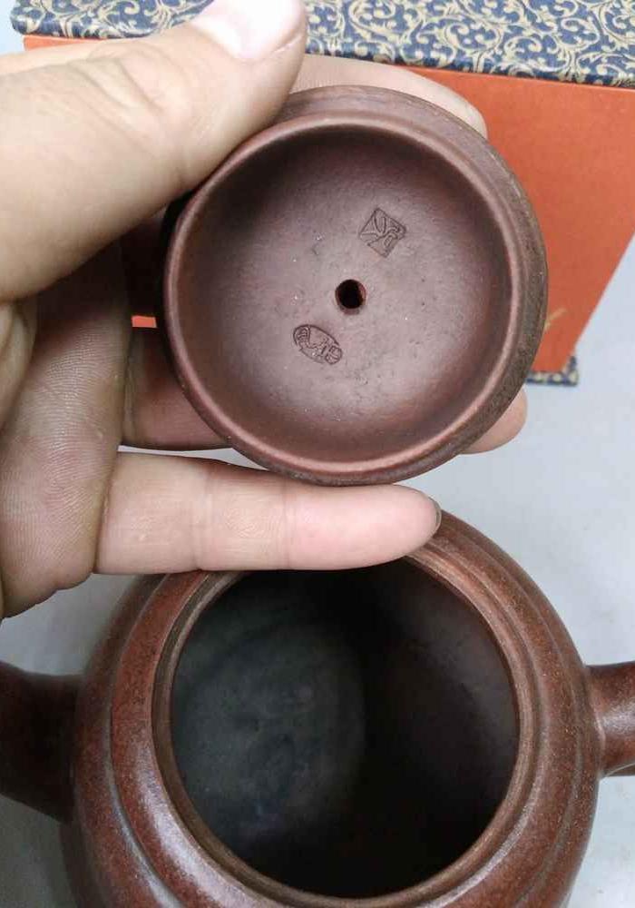 少见的吴月亭手涅老紫砂壶