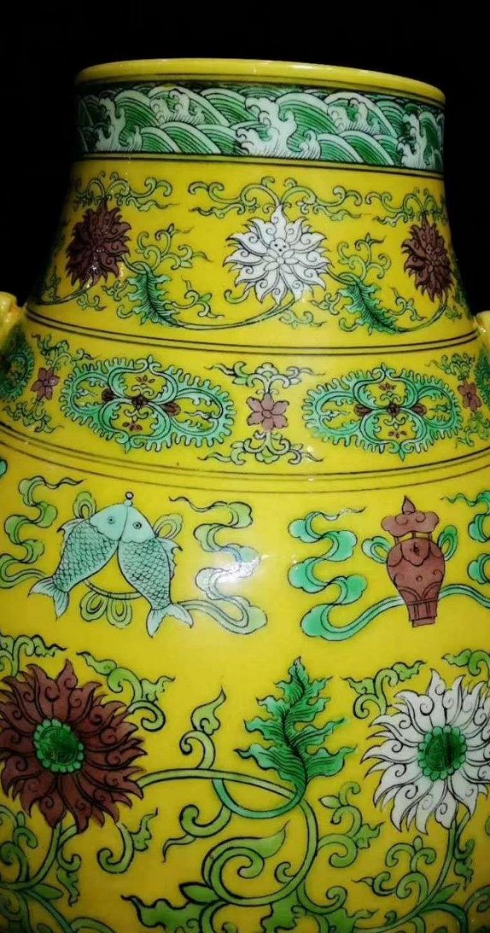 清乾隆年素三彩缠枝菊花纹如意尊