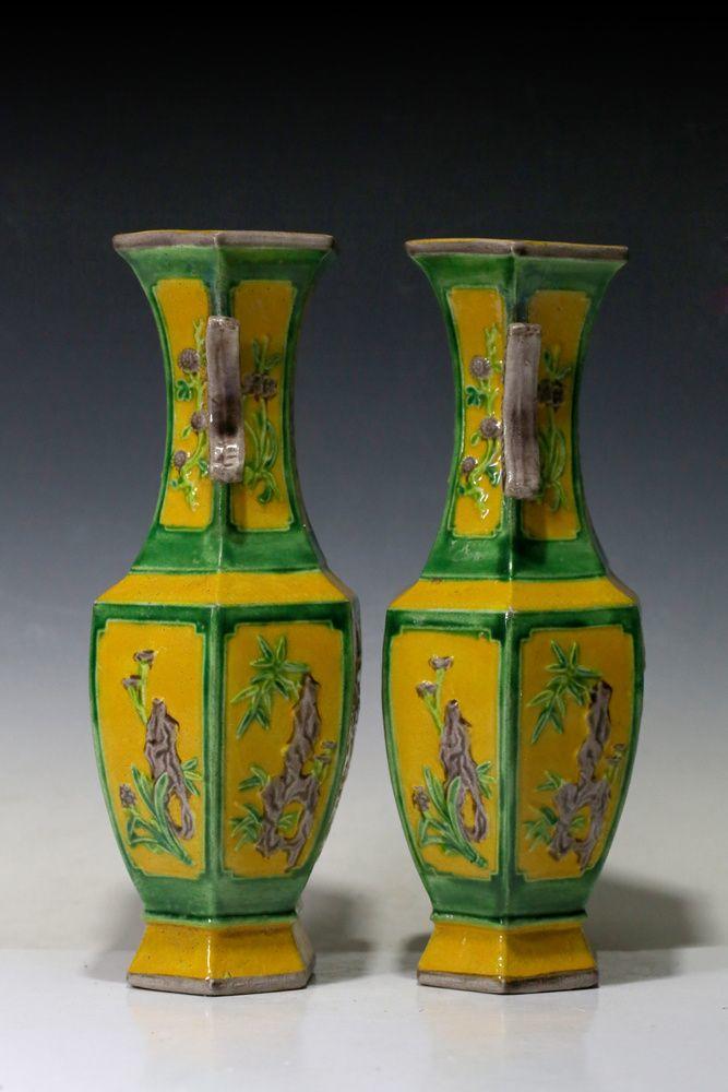 晚清民国 素三彩花卉纹瓶一对