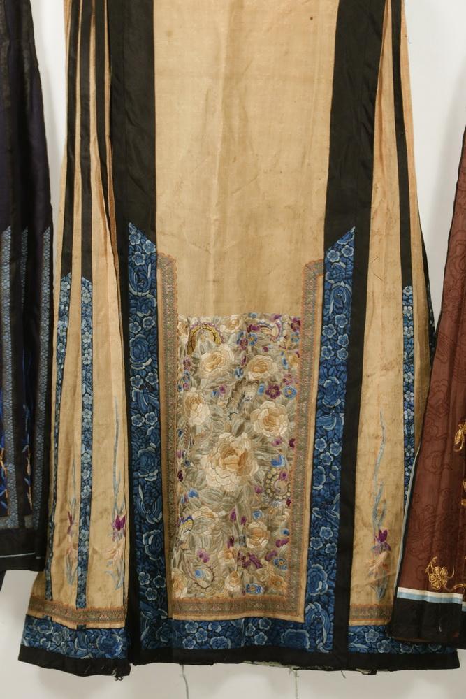 中国古代绣花丝绸裙子