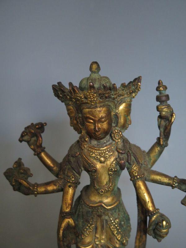 铜鎏金三头六臂佛