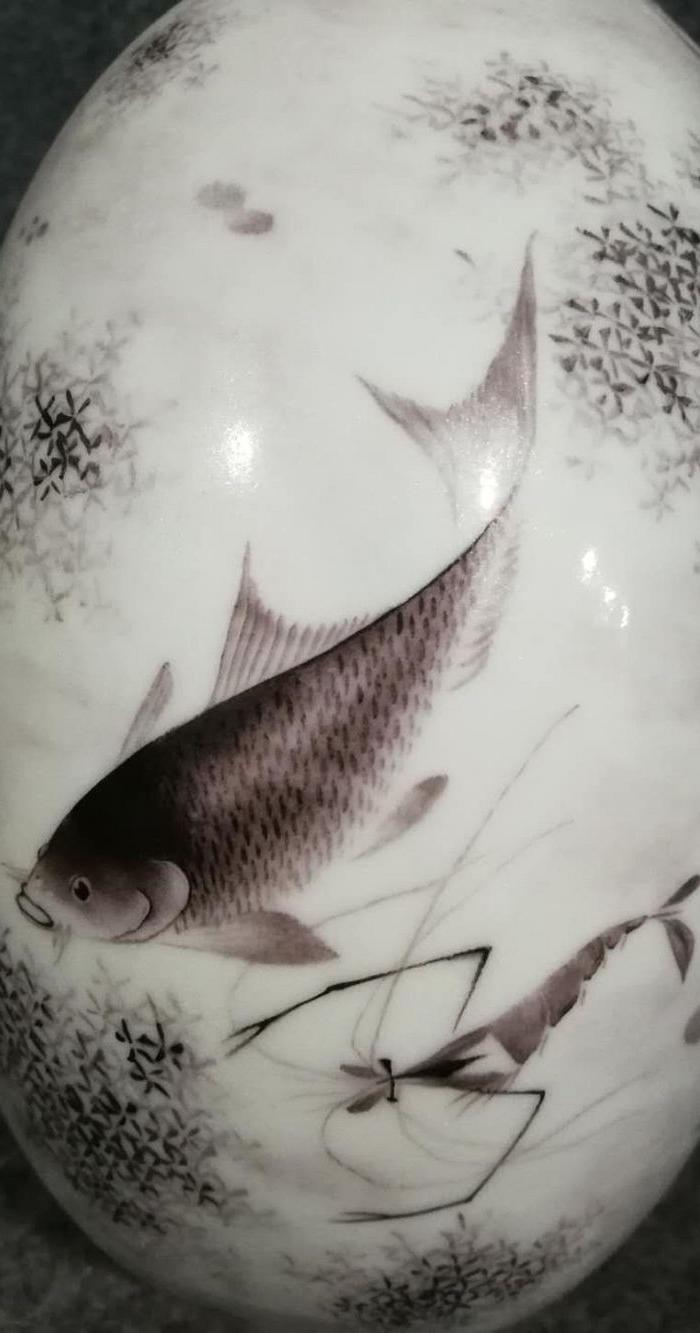 乾隆墨彩鱼纹抱月瓶 高32厘米宽22厘米