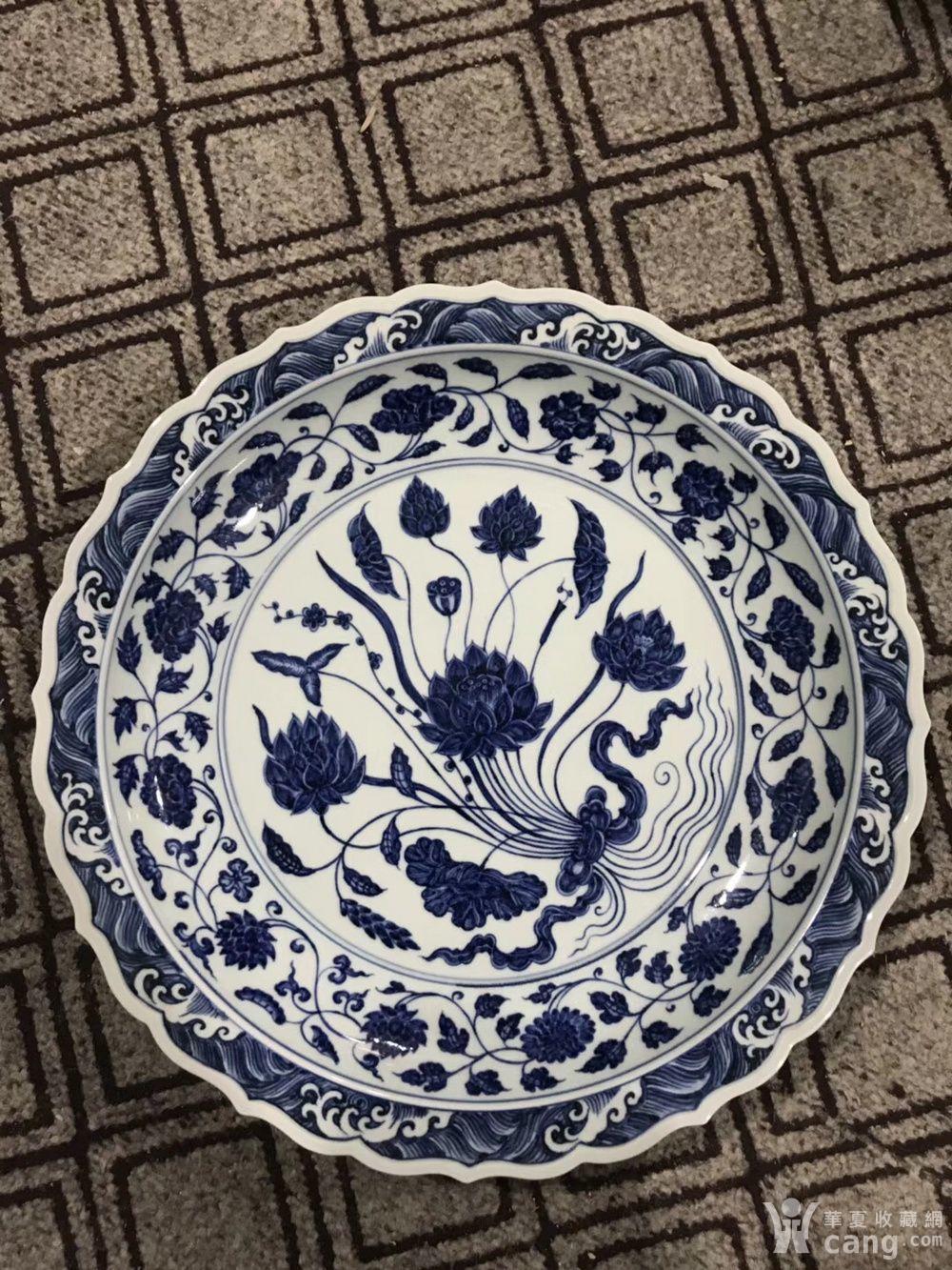 宣德年制青花一把莲葵口大盘