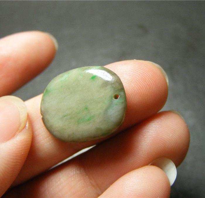 味道好 清代老坑糯米种带黑沁翡翠双孔椭圆大帽正