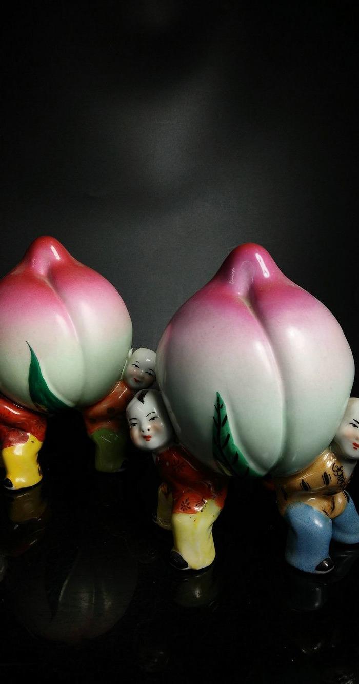六七十年代 婴童扛寿桃粉彩瓷雕塑摆件一对 567瓷塑作品