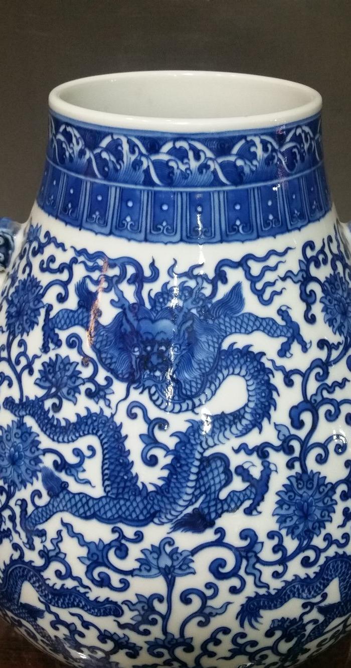 乾隆 青花龙纹尊