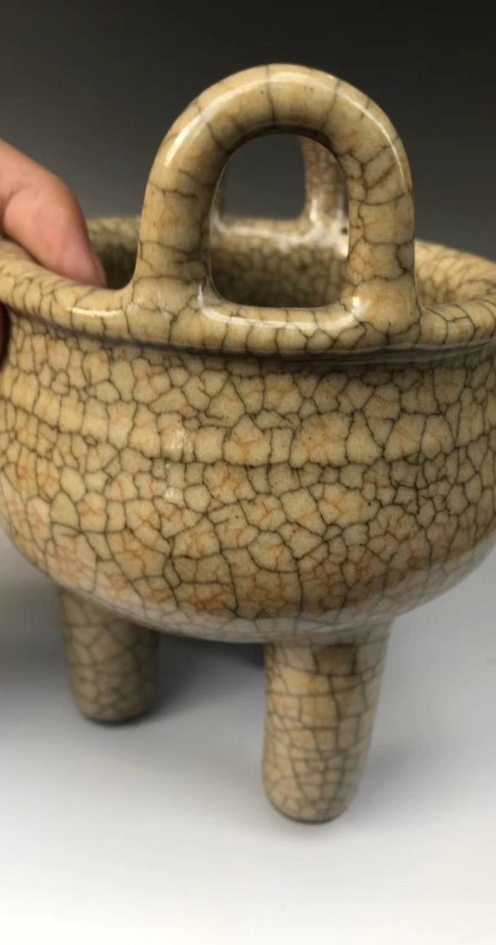 哥窑三足双耳香炉