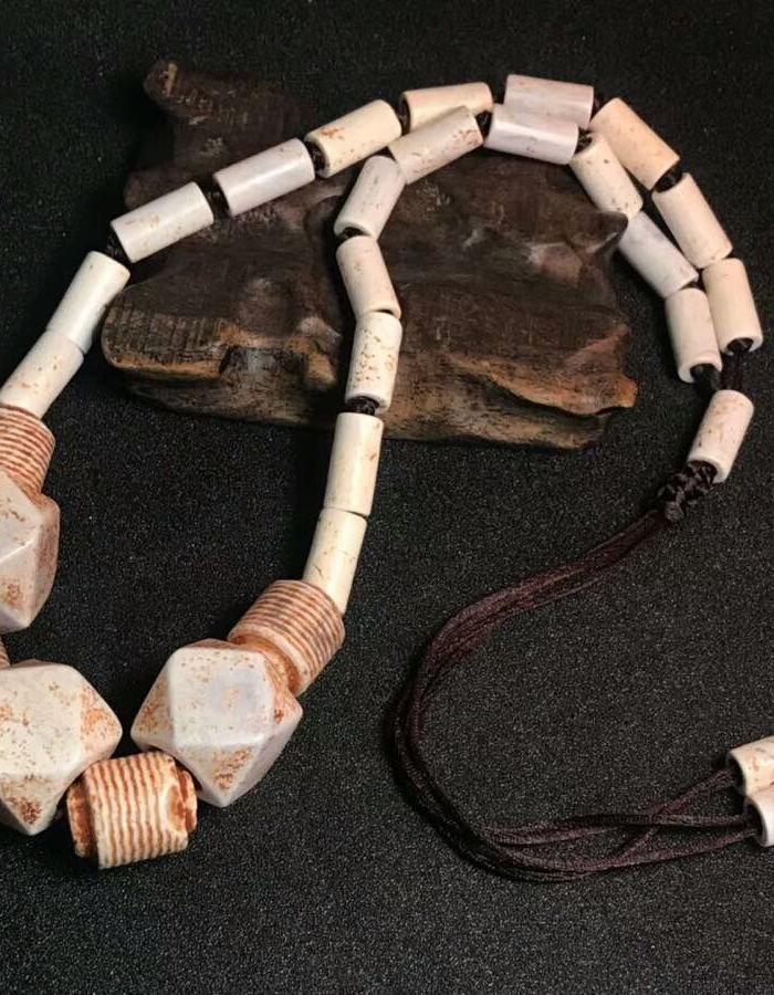 鸡骨白老玛瑙项链