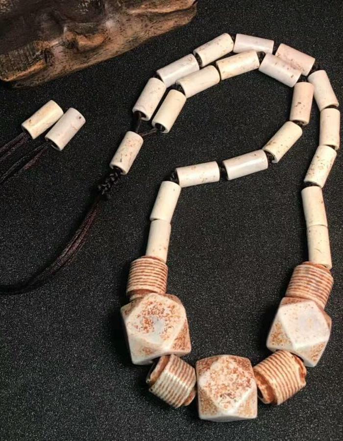 鸡骨白老玛瑙项链