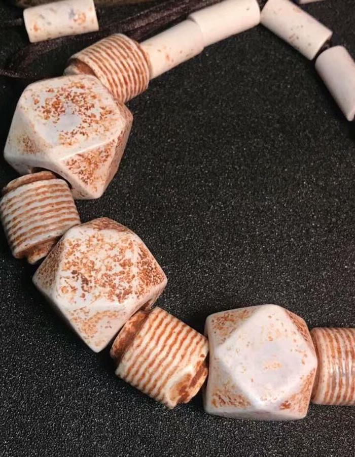 鸡骨白老玛瑙项链